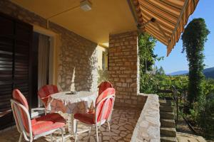Ein Balkon oder eine Terrasse in der Unterkunft Apartments with WiFi Rabac, Labin - 16312