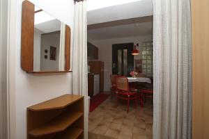 eine Küche und ein Esszimmer mit einem Tisch und einem Spiegel in der Unterkunft Apartments with WiFi Rabac, Labin - 16312 in Rabac