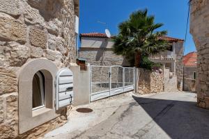 Fotografie z fotogalerie ubytování Seaside house with a swimming pool Sutivan, Brac - 16300 v destinaci Sutivan