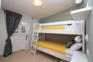 sypialnia z łóżkiem piętrowym i drabiną w obiekcie Seaside house for families with children Kanica, Rogoznica - 16304 w Rogoznicy