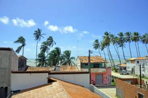 a view of palm trees from the roofs of houses at Pousada Maracajaú in Maracajaú