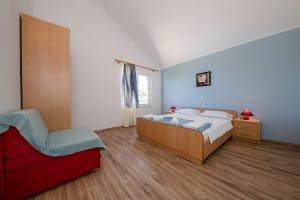 Ένα ή περισσότερα κρεβάτια σε δωμάτιο στο Family friendly apartments with a swimming pool Palit, Rab - 16330 +25 φωτογραφίες