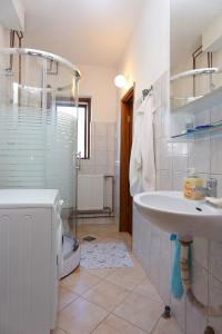 bagno con lavandino, doccia e servizi igienici di Apartments with a parking space Kastel Stari, Kastela - 16344 a Kaštela (Castelli)