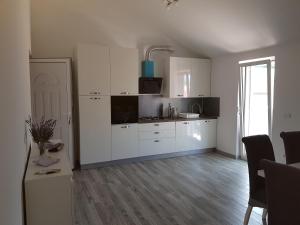 Fotografia z galérie ubytovania Apartments by the sea Grebastica, Sibenik - 16337 v Šibeniku + 17 fotografií