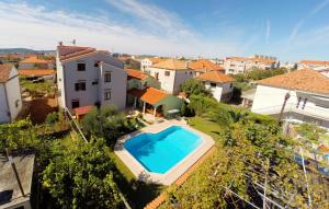 Bazén v ubytovaní Family friendly apartments with a swimming pool Zadar - 16336 alebo v jeho blízkosti