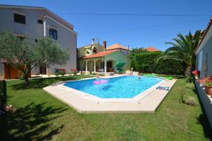 Bazén v ubytovaní Family friendly apartments with a swimming pool Zadar - 16336 alebo v jeho blízkosti