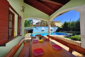 Bazén v ubytovaní Family friendly apartments with a swimming pool Zadar - 16336 alebo v jeho blízkosti