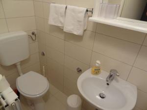 Ένα μπάνιο στο Apartments with parking space Rab - 16359