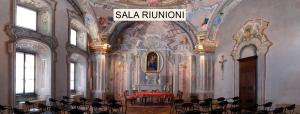 - une église avec une table et des chaises dans l'établissement Santuario di Graglia Resort, à Graglia