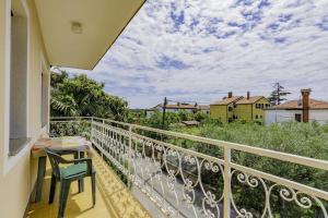 d'un balcon avec une table et une chaise. dans l'établissement Apartments with a parking space Umag - 16354, à Umag