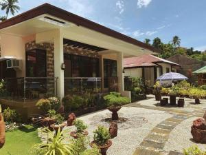 una casa con molte piante davanti di Beach getaway Studio Villa in Lobo a Lobo