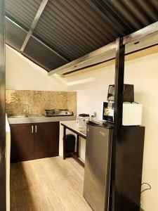 Kuchyň nebo kuchyňský kout v ubytování Beach getaway Studio Villa in Lobo