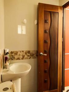 bagno con lavandino e porta in legno di Beach getaway Studio Villa in Lobo a Lobo