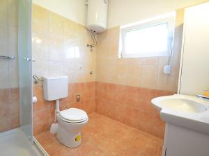 Kúpeľňa v ubytovaní Holiday house with a parking space Sukosan, Zadar - 16398 + 15 fotografií