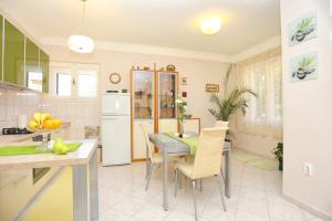 Kuchyňa alebo kuchynka v ubytovaní Apartments with WiFi Split - 16420