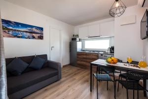 Fotografie z fotogalerie ubytování Apartments by the sea Pirovac, Sibenik - 16363 v destinaci Pirovac
