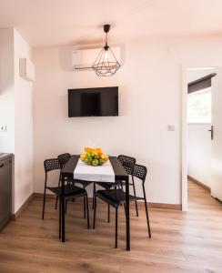 Fotografie z fotogalerie ubytování Apartments by the sea Pirovac, Sibenik - 16363 v destinaci Pirovac