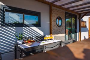 Fotografie z fotogalerie ubytování Apartments by the sea Pirovac, Sibenik - 16363 v destinaci Pirovac