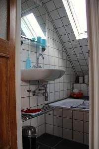 A bathroom at Boerderij de Zalm