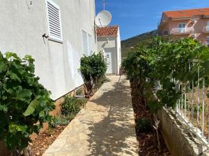 Fotografie z fotogalerie ubytování Apartments with a parking space Vinisce, Trogir - 16439 v destinaci Vinišće