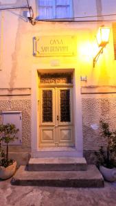 una puerta en un edificio con escaleras delante en Apartments by the sea Lovran, Opatija - 14180, en Lovran
