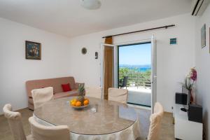 una sala de estar con una mesa con un bol de fruta. en Holiday house with a swimming pool Rogac, Solta - 16444 en Grohote