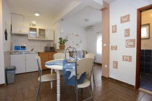 Fotografie z fotogalerie ubytování Apartments and rooms with parking space Makarska - 16449 v destinaci Makarska