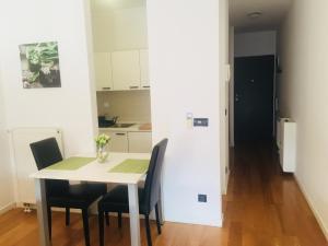 eine Küche und ein Esszimmer mit einem Tisch und Stühlen in der Unterkunft Apartments with WiFi Zagreb - 16462 in Zagreb