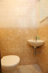 ein Bad mit einem WC und einem Waschbecken in der Unterkunft Apartments by the sea Podgora, Makarska - 16476 in Podgora