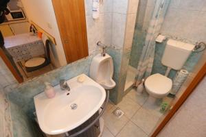 Kúpeľňa v ubytovaní Apartments by the sea Podgora, Makarska - 16476