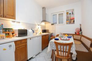 Kuchyňa alebo kuchynka v ubytovaní Apartments by the sea Podgora, Makarska - 16476
