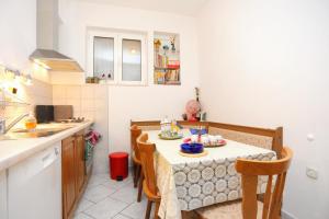 Kuchyňa alebo kuchynka v ubytovaní Apartments by the sea Podgora, Makarska - 16476