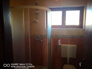 baño con ducha y aseo y ventana en Apartments with a parking space Seget Vranjica, Trogir - 14212, en Seget Vranjica