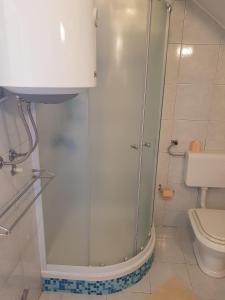 Koupelna v ubytování Apartments with parking spaces Makarska - 16521 + 14 fotografií