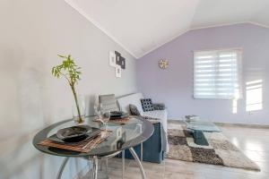 a dining room with a table with a plant on it at Apartments with a parking space Mali Losinj (Losinj) - 16555 in Mali Lošinj