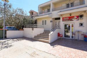Fotografia z galérie ubytovania Family friendly apartments with a swimming pool Zadar - Diklo, Zadar - 16493 v destinácii Zadar