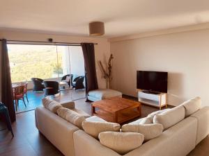 TV a/nebo společenská místnost v ubytování Meherio - Bel Appartement vue mer à TAHITI