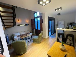 una sala de estar con un sofá y una mesa en LOFT centrico 11 de Abril, en Bahía Blanca