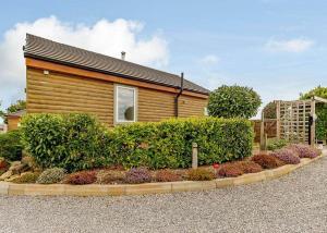 une maison avec un jardin en face dans l'établissement Durham Coastal Lodges, à Haswell