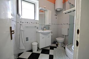 La salle de bains est pourvue d'un lavabo, de toilettes et d'une fenêtre. dans l'établissement Apartments by the sea Sucuraj, Hvar - 16404, à Sućuraj