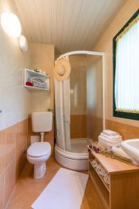 Ένα μπάνιο στο Apartment Klek 16545b