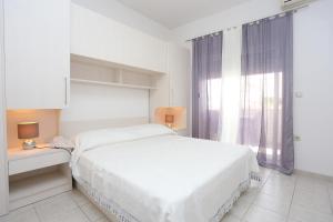 Postel nebo postele na pokoji v ubytování Apartments with a parking space Makarska - 16430