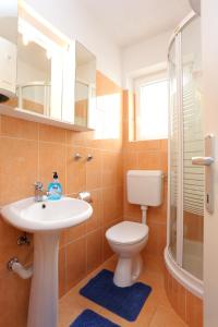 Koupelna v ubytování Apartments with a parking space Makarska - 16430