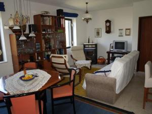 Et opholdsområde på Holiday house with a parking space Splitska, Brac - 16530