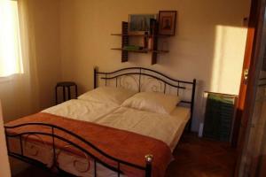 En eller flere senge i et værelse på Holiday house with a parking space Splitska, Brac - 16530