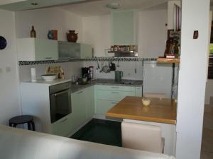 Køkken eller tekøkken på Holiday house with a parking space Splitska, Brac - 16530 + 14 billeder