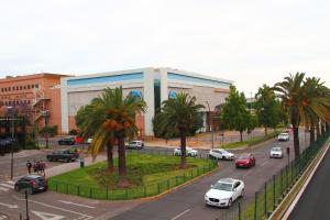 una strada con auto parcheggiate di fronte a un edificio di Alta Vista Las Condes a Santiago