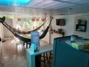 ein Wohnzimmer mit einem Tisch und einer Hängematte in der Unterkunft ApartaRefugio EL RETIRO VERDE 2 in Leticia