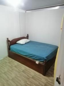 ApartaRefugio EL RETIRO VERDE 2 في ليتيسيا: غرفة نوم مع سرير وملاءات زرقاء