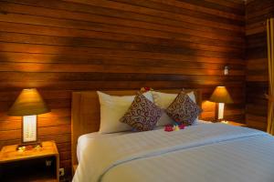 A bed or beds in a room at Karang Agartha Lembongan